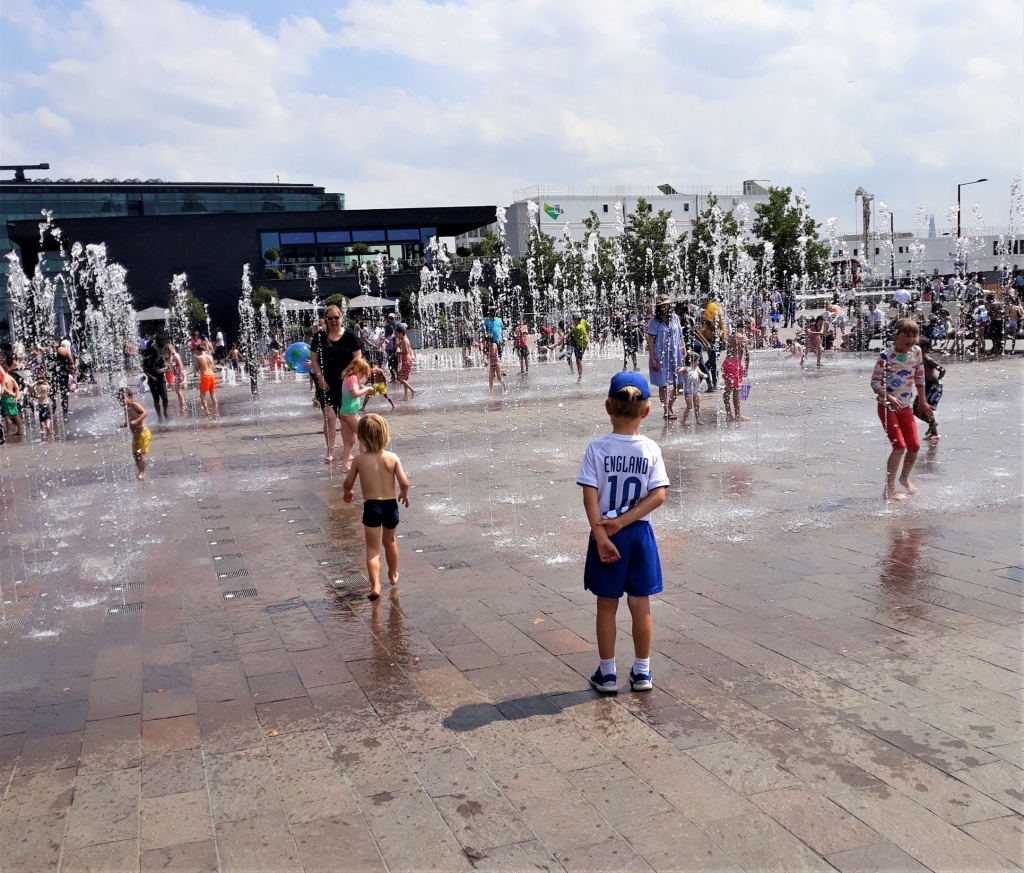 London with kids in kings stables fountains