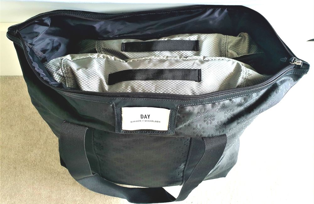 Hand luggage with packing cubes