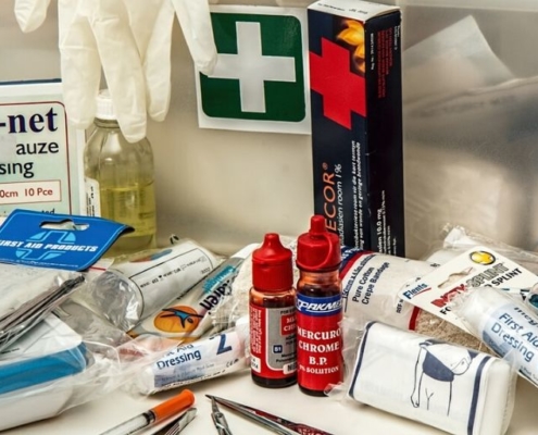 things to be kept in a first aid box