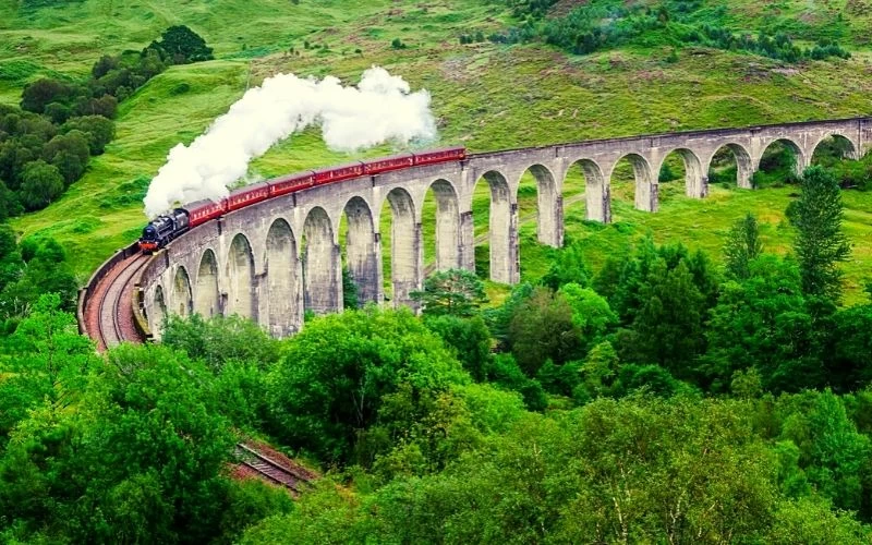 https://flashpackingfamily.com/wp-content/uploads/2020/11/The-Jacobite-aka-the-Harry-Potter-Train.jpg