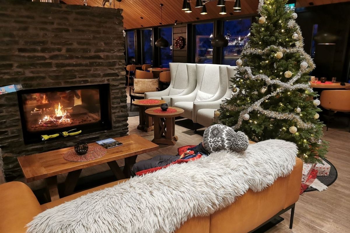 Cosy lounge area at the Northern Lights Village in Levi.
