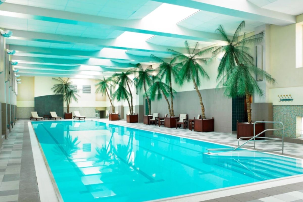 Swimming pool area at the London Marriot Hotel County Hall.