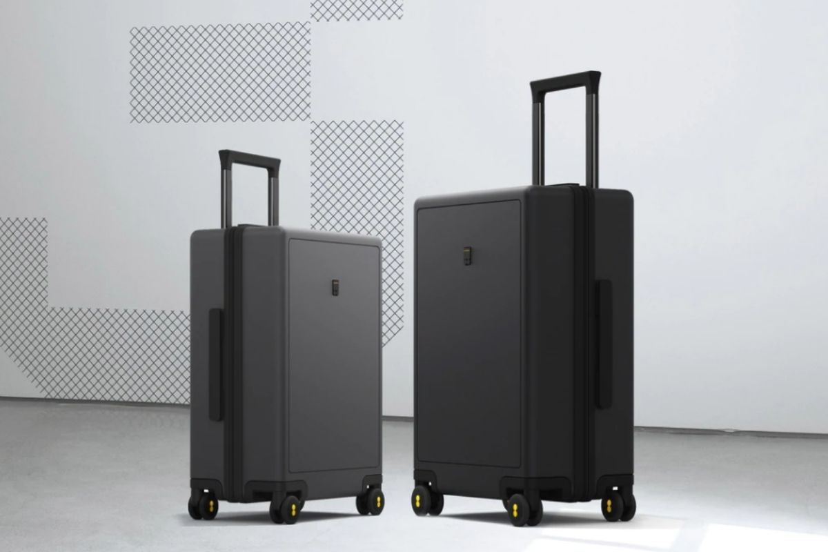Level8 textured luggage set with two suitcases.