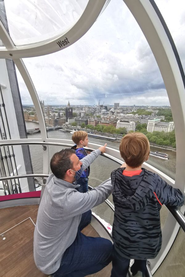 Family in a London Eye pod looking over the London skyline.