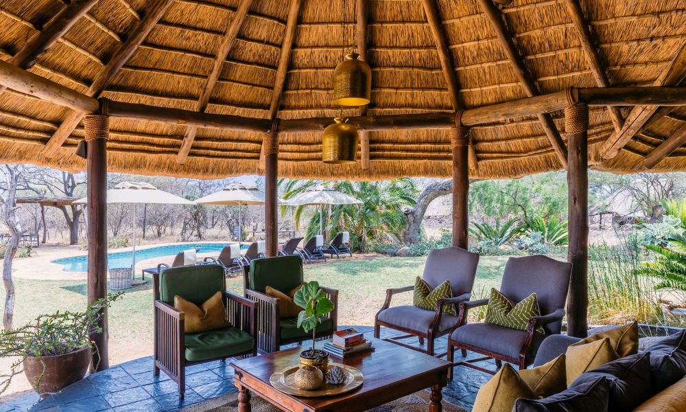 Lounge area at Jackalberry Lodge in Thornybush Game Reserve.