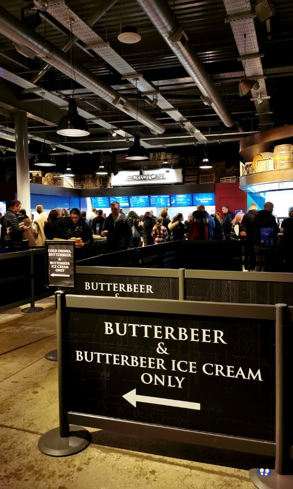 Sign pointing to Butterbeer and Butterbeer Ice Cream at the Backlot Cafe at the Warner Bros Studio Tour.